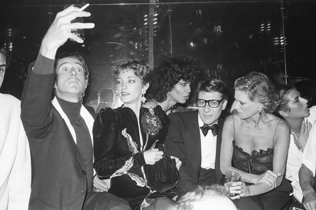 Halston, Loulou de la Falaise, Potassa, Yves St Laurent e Nan Kempner no Studio 54, em 1978
