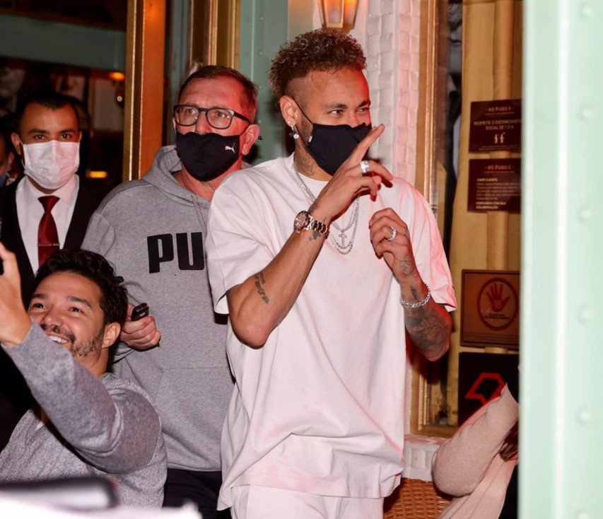 Festa em SP com artistas Neymar