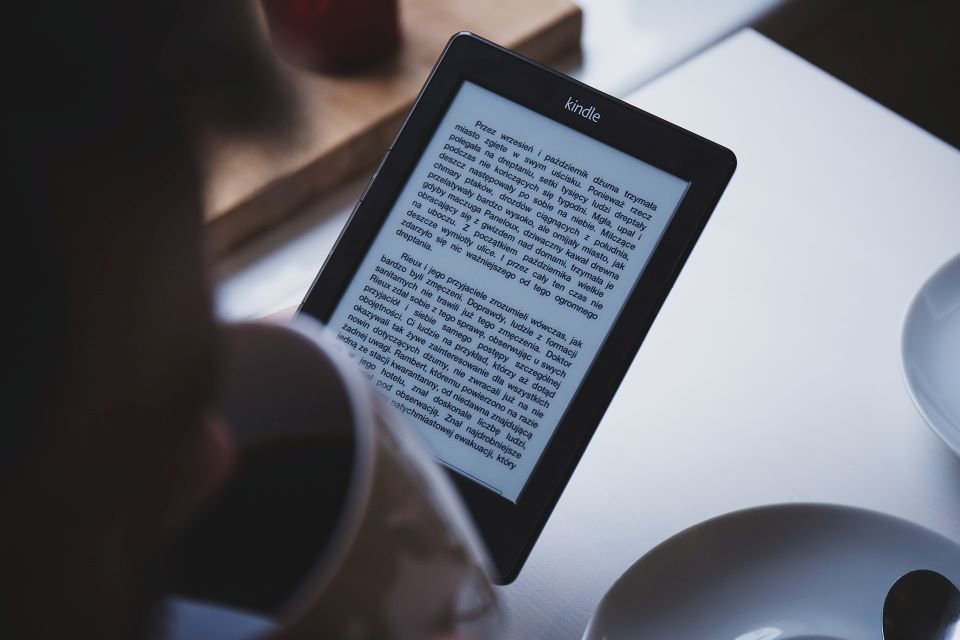 Kindles: as vantagens de todas versões dos leitores digitais da