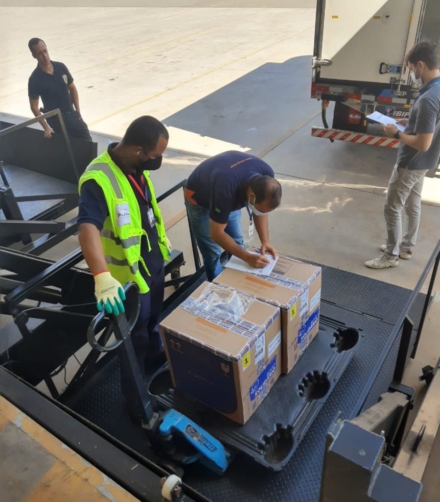Lotes de vacina em aeroporto