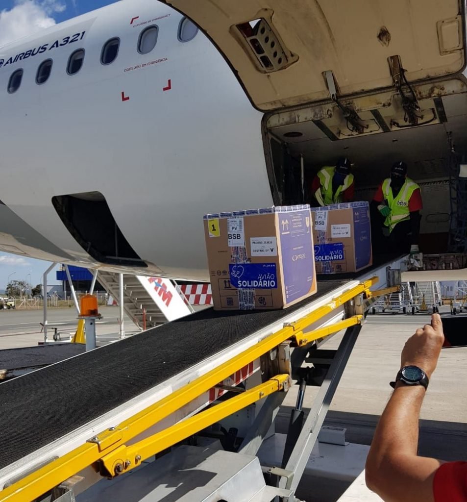 Lotes de vacina em avião