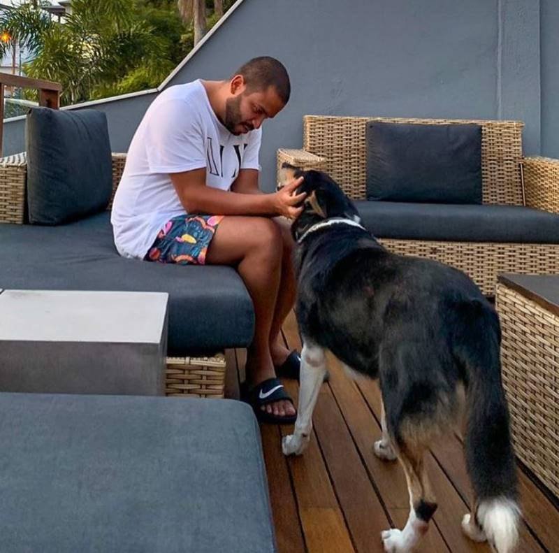 Projota faz carinho atrás das orelhas de cachorro