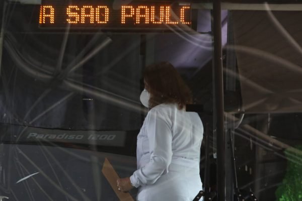 Triagem de passageiros na Rodoviária Tietê, na zona norte de São Paulo, contra cepa indiana do coronavírus