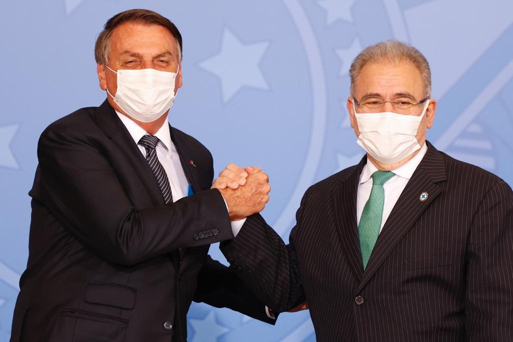 Presidente Jair Bolsonaro e o ministro Marcelo Queiroga durante evento de Assinatura do contrato de transferência de tecnologia da AstraZeneca para a Fundação Oswaldo Cruz (Fiocruz) em Brasília