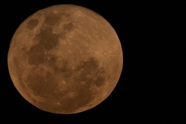 Superlua ilumina o céu de Brasília na noite de quarta. Veja imagens