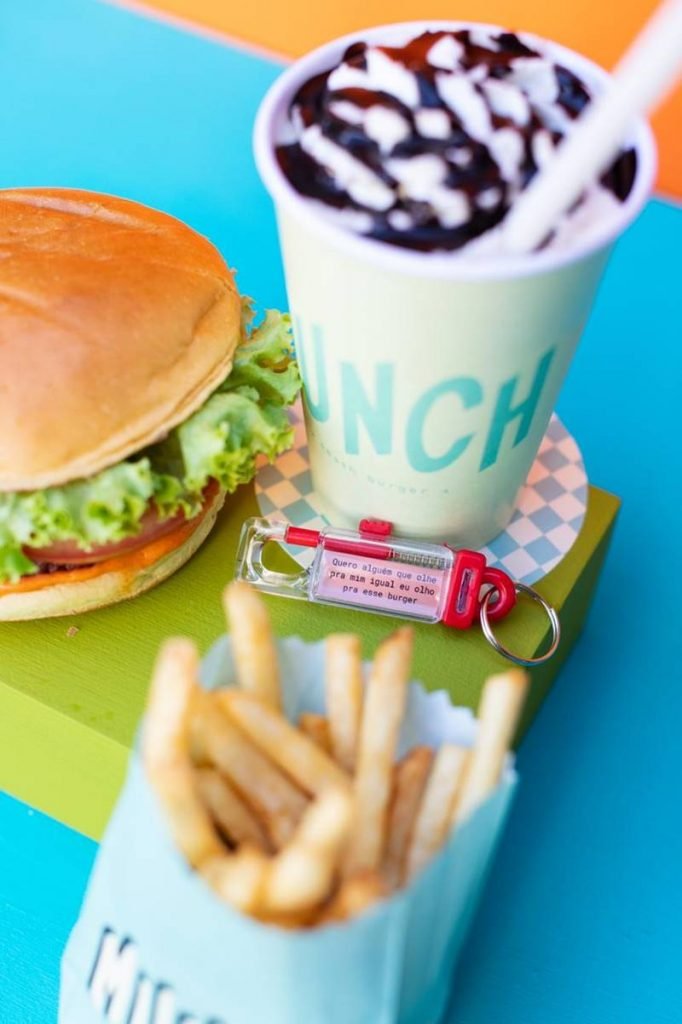 Hambúrguer, milk shake, fritas e chaveiro