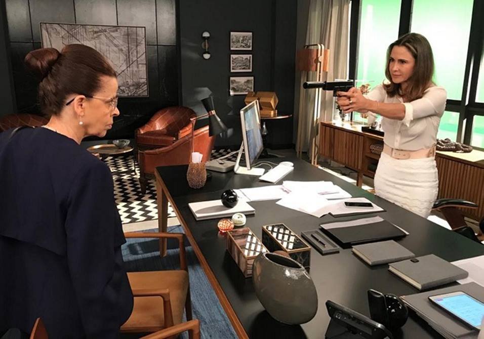 Dominique (Guilhermina Guinle) e Lúcia (Cristina Pereira), em Salve-se Quem Puder.