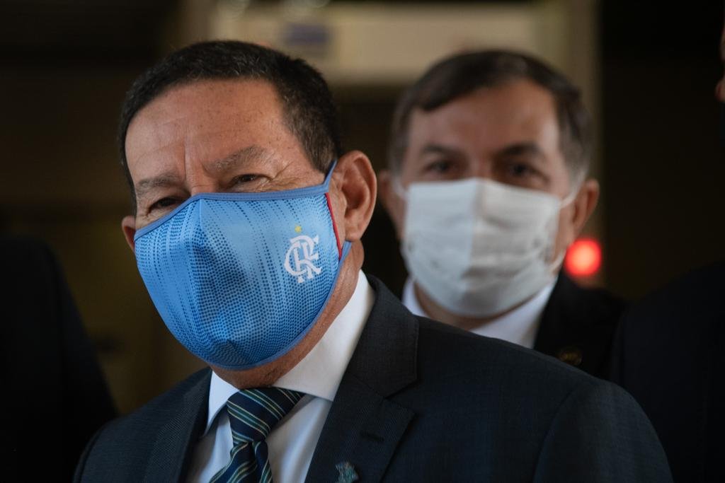 Hamilton Mourão fala com a imprensa na saída da vice-presidência