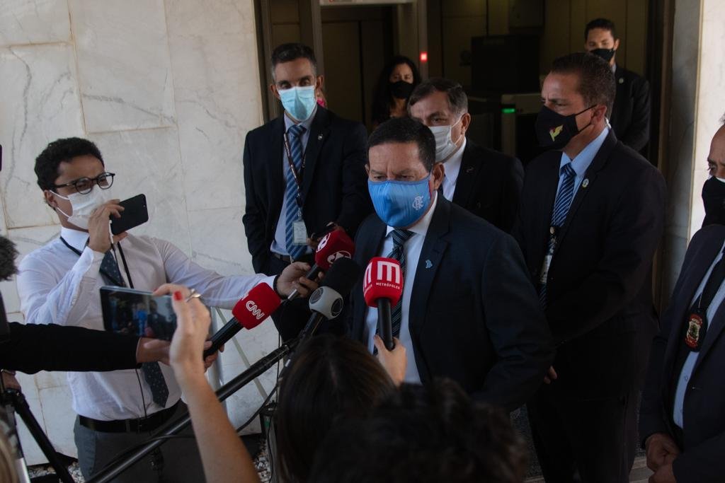 Hamilton Mourão fala com a imprensa na saída da vice-presidência
