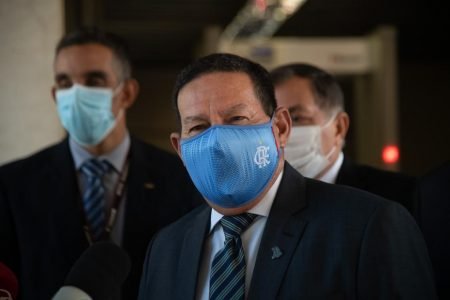 Hamilton Mourão fala com a imprensa na saída da vice-presidência