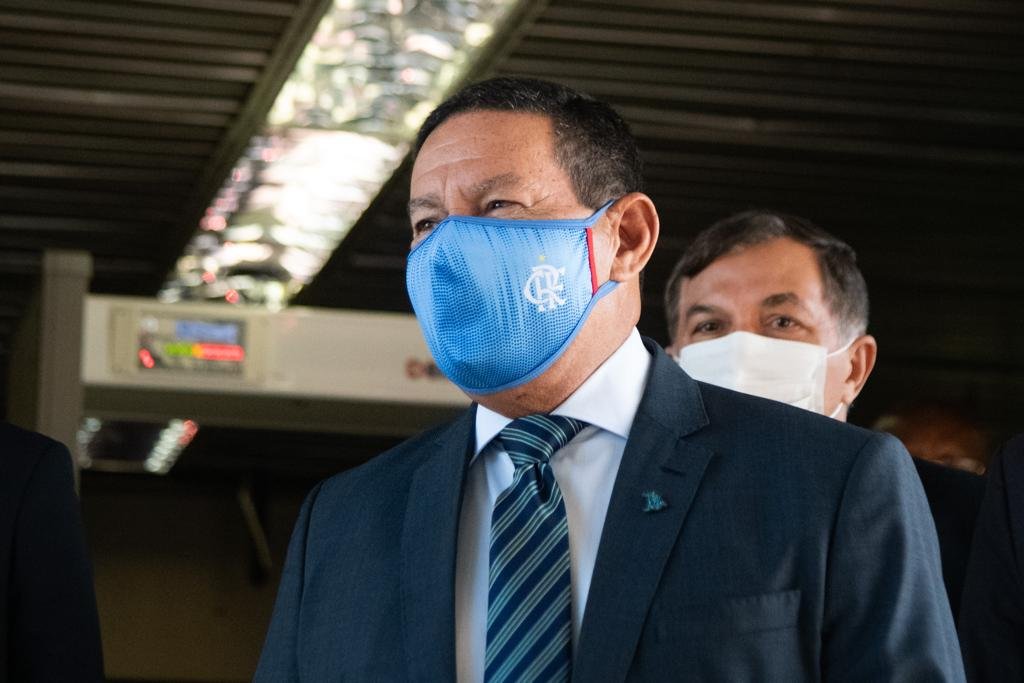 Hamilton Mourão fala com a imprensa na saída da vice-presidência
