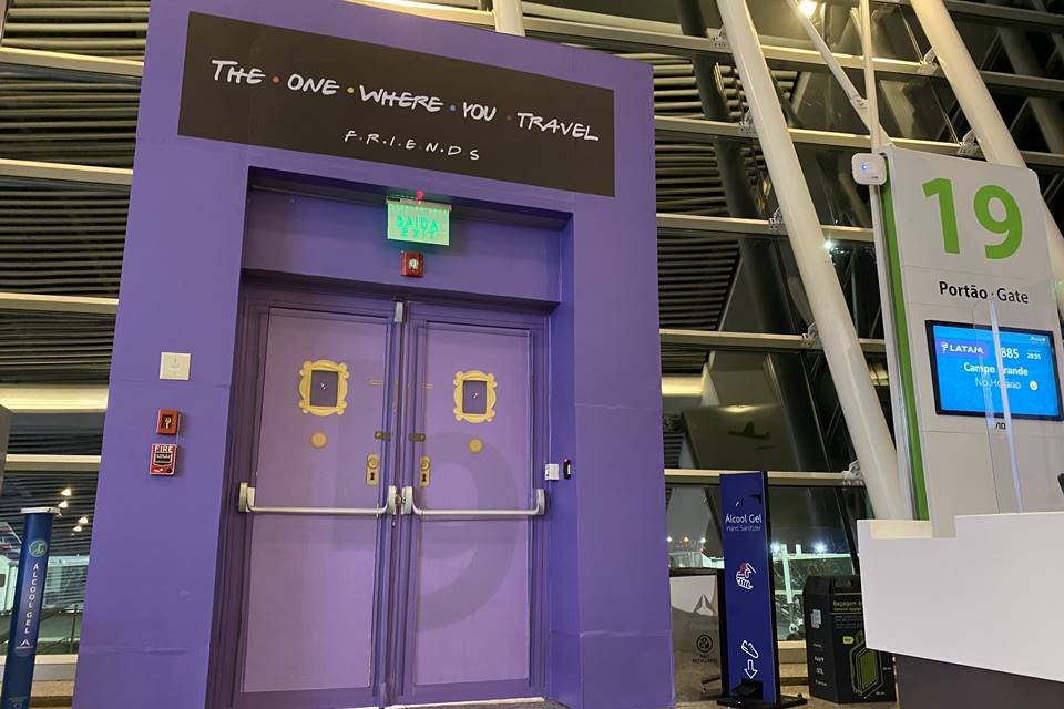 Aeroporto de Brasília transforma portão de embarque em porta icônica do seriado Friends