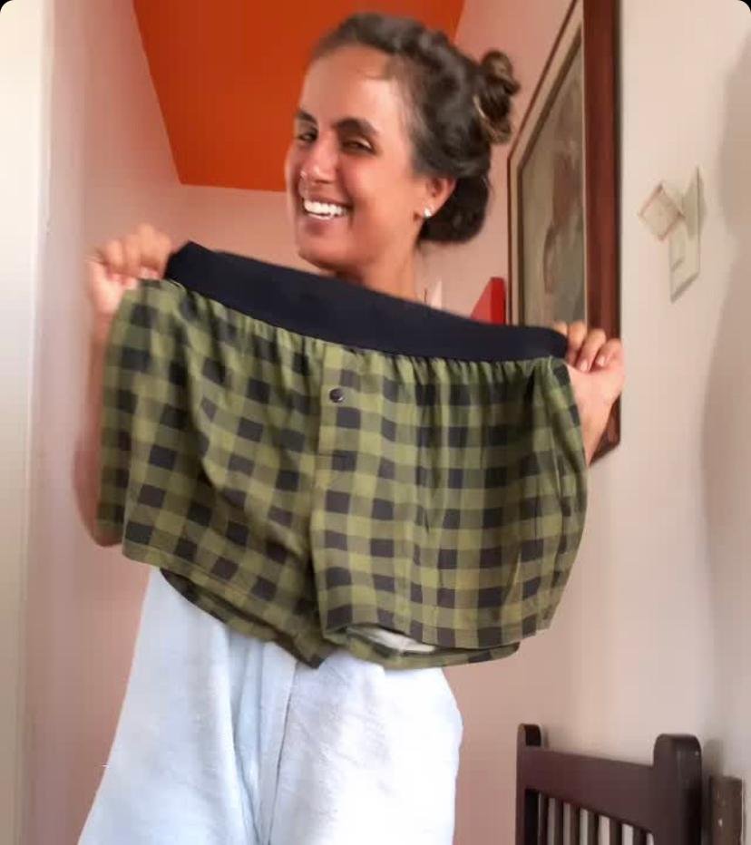 Carol com a cueca de Bil
