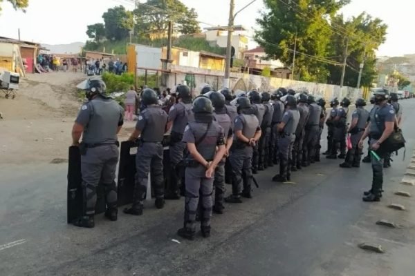 28mai2021—policiais-militares-cumprem-ordem-de-reintegracao-de-posse-na-comunidade-penha-brasil-na-zona-norte-de-sao-paulo-1622210344607_v2_900x506.jpg