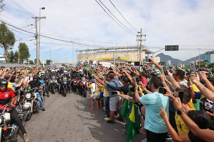 O presidente Jair Bolsonaro e apoiadores