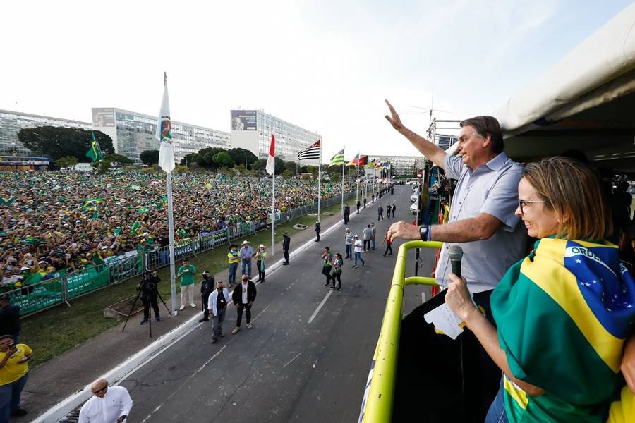 O presidente Jair Bolsonaro e apoiadores