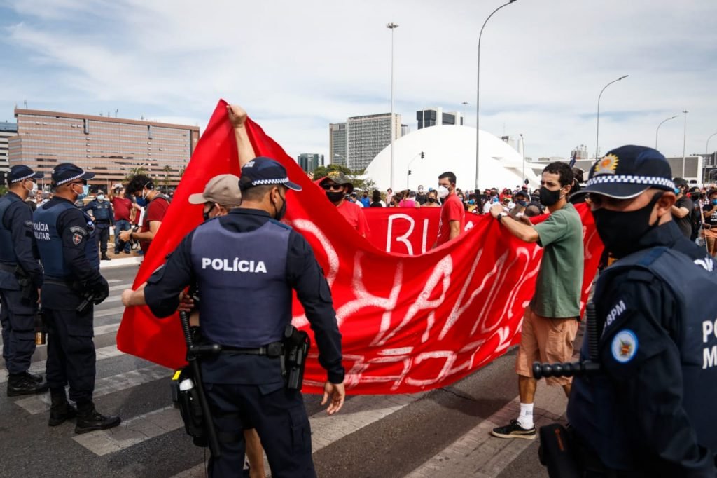 Policiais militares revistam manifestantes na entrada da Esplanada dos Ministérios durante protesto com o governo bolsonaro