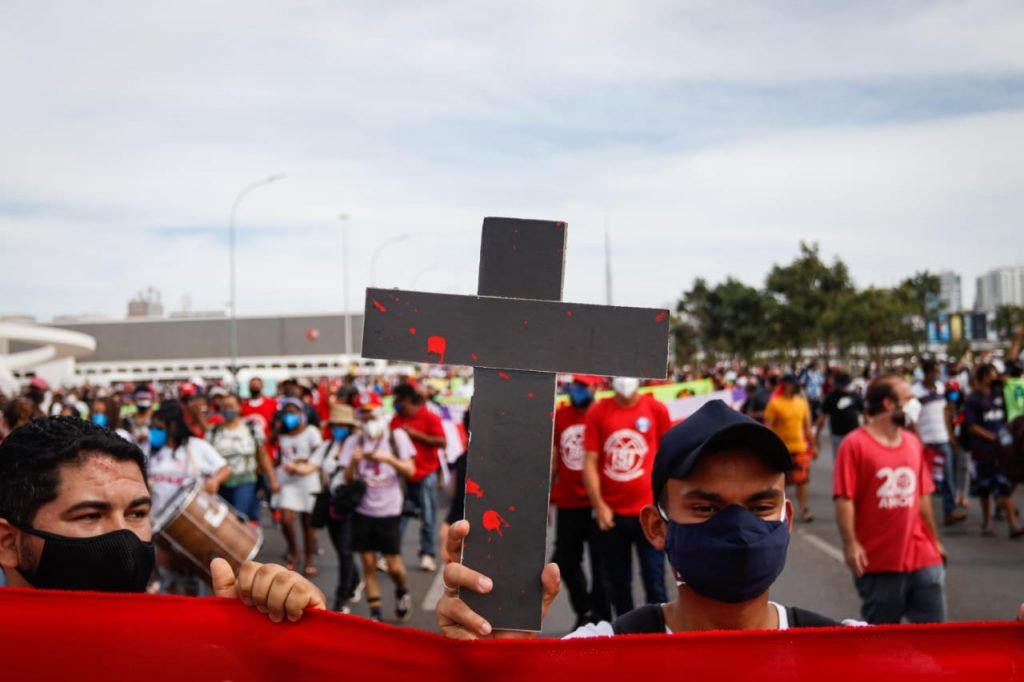 Policiais militares revistam manifestantes na entrada da Esplanada dos Ministérios durante protesto com o governo bolsonaro