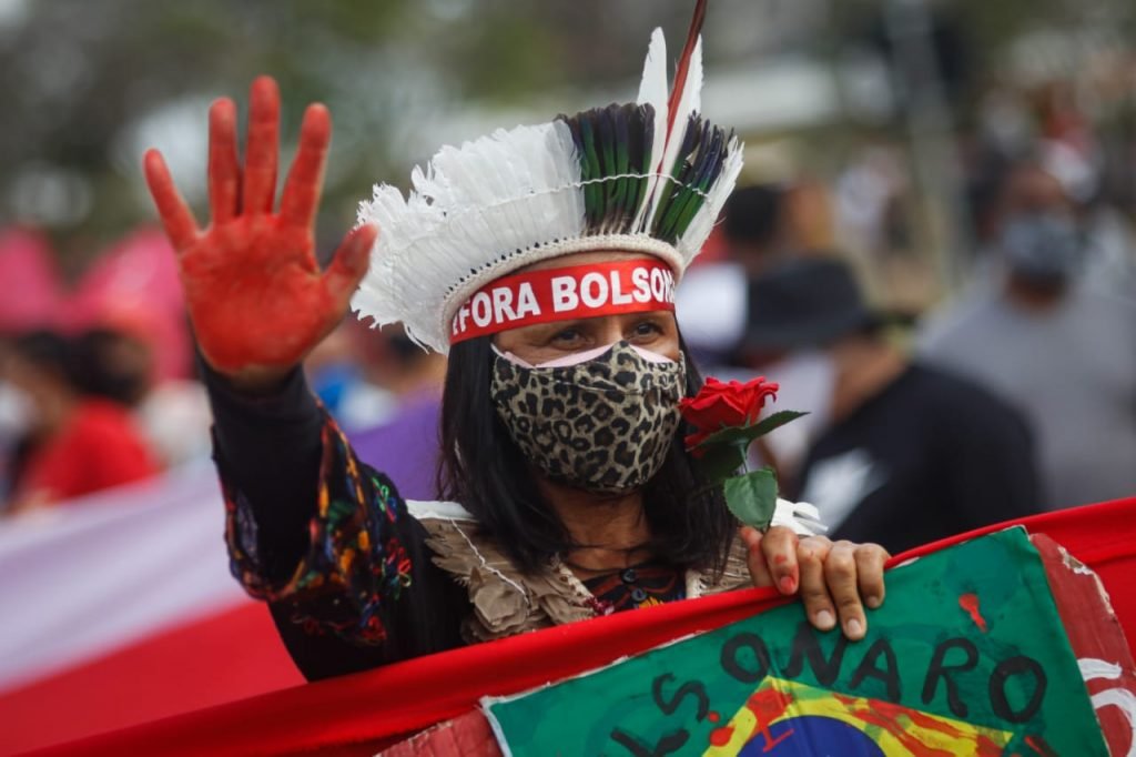 Policiais militares revistam manifestantes na entrada da Esplanada dos Ministérios durante protesto com o governo bolsonaro