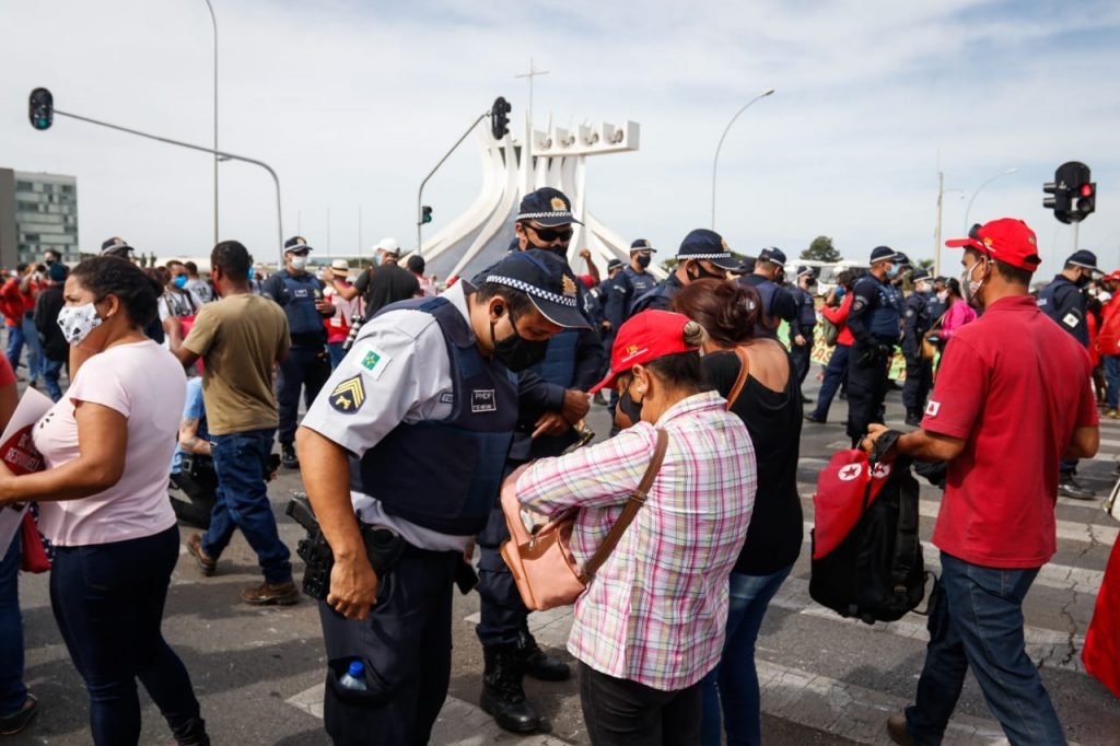 Policiais militares revistam manifestantes na entrada da Esplanada dos Ministérios durante protesto com o governo bolsonaro