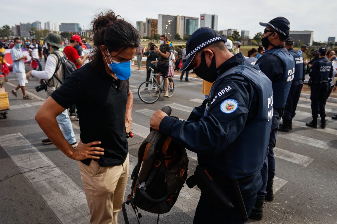 Policiais militares revistam manifestantes na entrada da Esplanada dos Ministérios durante protesto com o governo bolsonaro 7