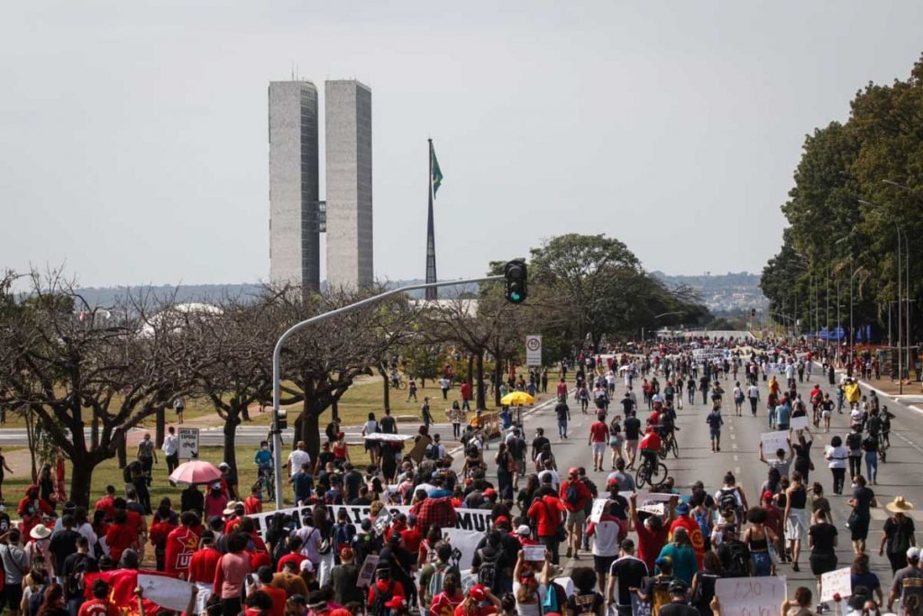 Políticos ironizam atos contra Bolsonaro e reclamam de aglomeração