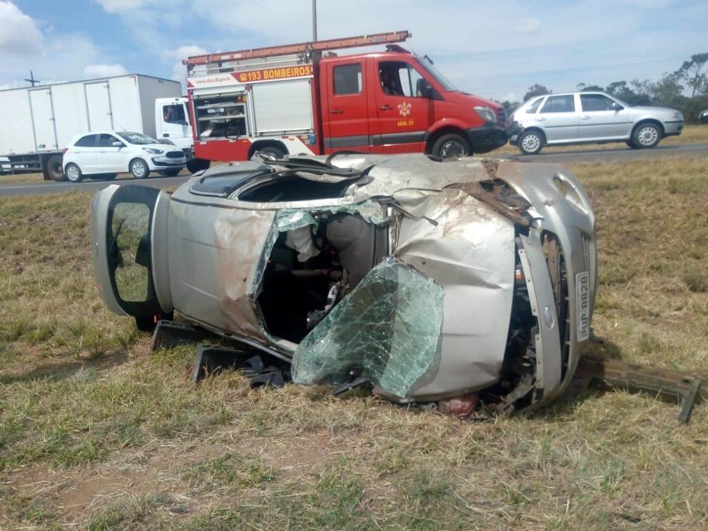Veículo capotado, acidente de trânsito