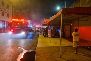 Bombeiros combatem incêndio em lanchonete no Paranoá