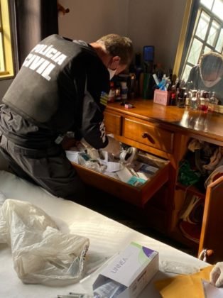 goias mulher realiza procedimento estetico em clinica clandestina