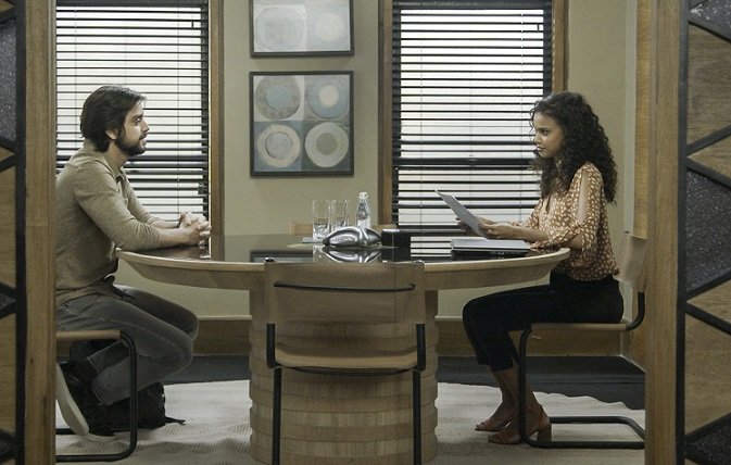 Úrsula (Aline Dias) e Alejandro (Rodrigo Simas) em Salve-se Quem Puder