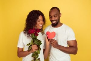 Casal com flores e corações