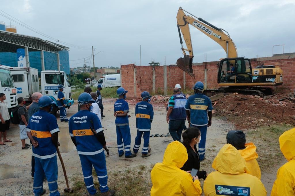 Demolição de construções irregulares em Santa Cruz, no Rio
