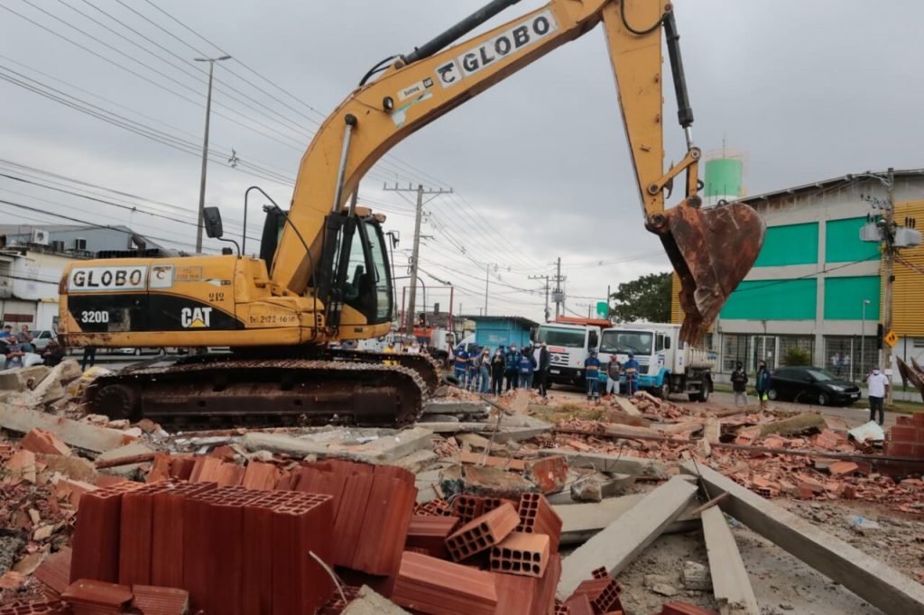 Demolição de construções irregulares em Santa Cruz, no Rio