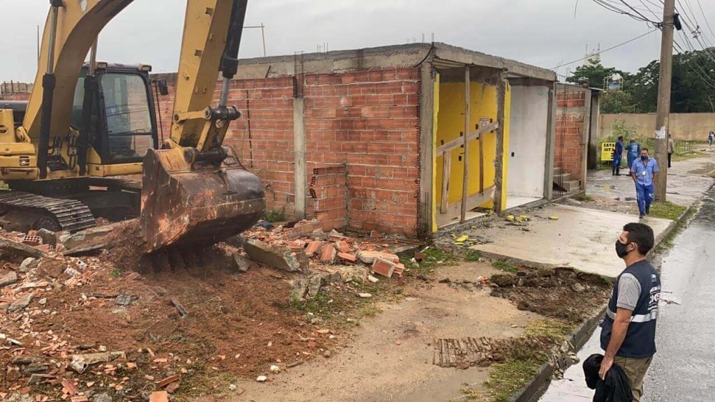 Demolição de construções irregulares em Santa Cruz, no Rio