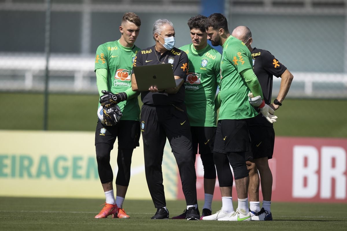 Com dois de Gabriel Jesus, Brasil bate Equador na estreia de Tite