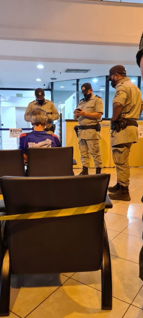 Professor é preso em Goiás com faixa contra Bolsonaro