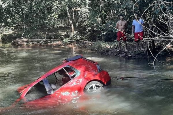 Carro encontrado em córrego no DF