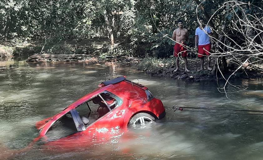 carro caiu em córrego