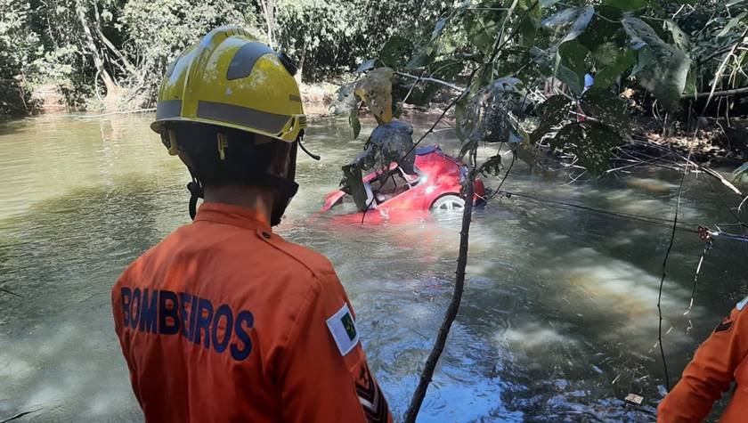 carro caiu em córrego