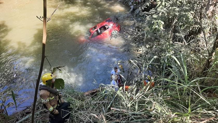 carro caiu em córrego