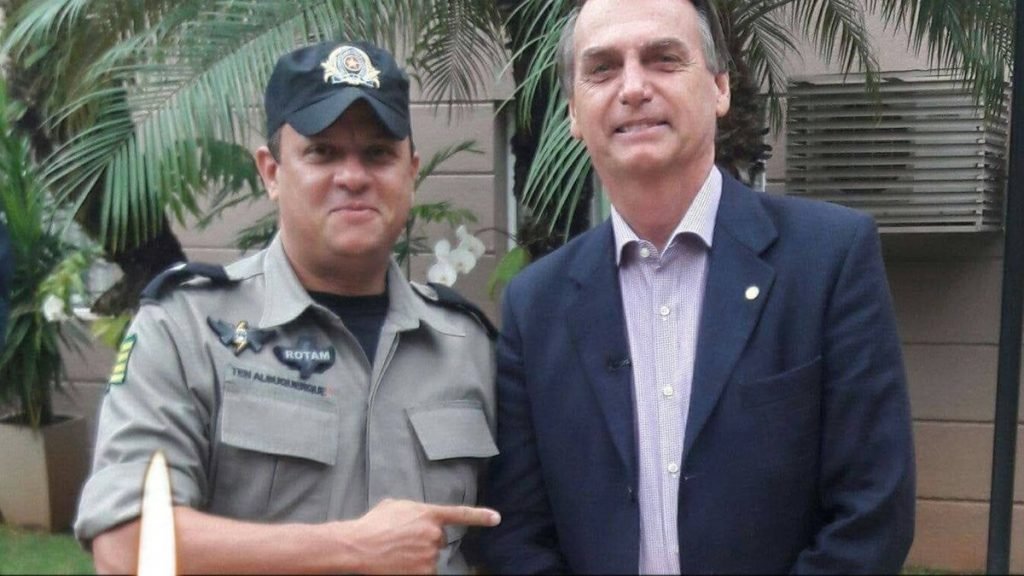 Tenente Albuquerque, da PM de Goiás, que prendeu professor por levar faixa contra Bolsonaro, é apoiador do presidente