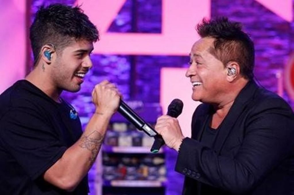 Foto colorida de Zé Felipe e Leonardo cantando juntos - Metrópoles