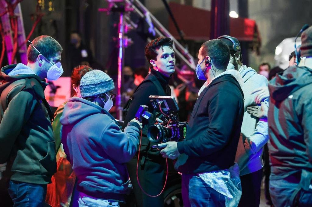luan santana vestido de policial em clipe de morena