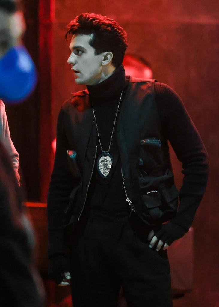 luan santana vestido de policial em clipe de morena