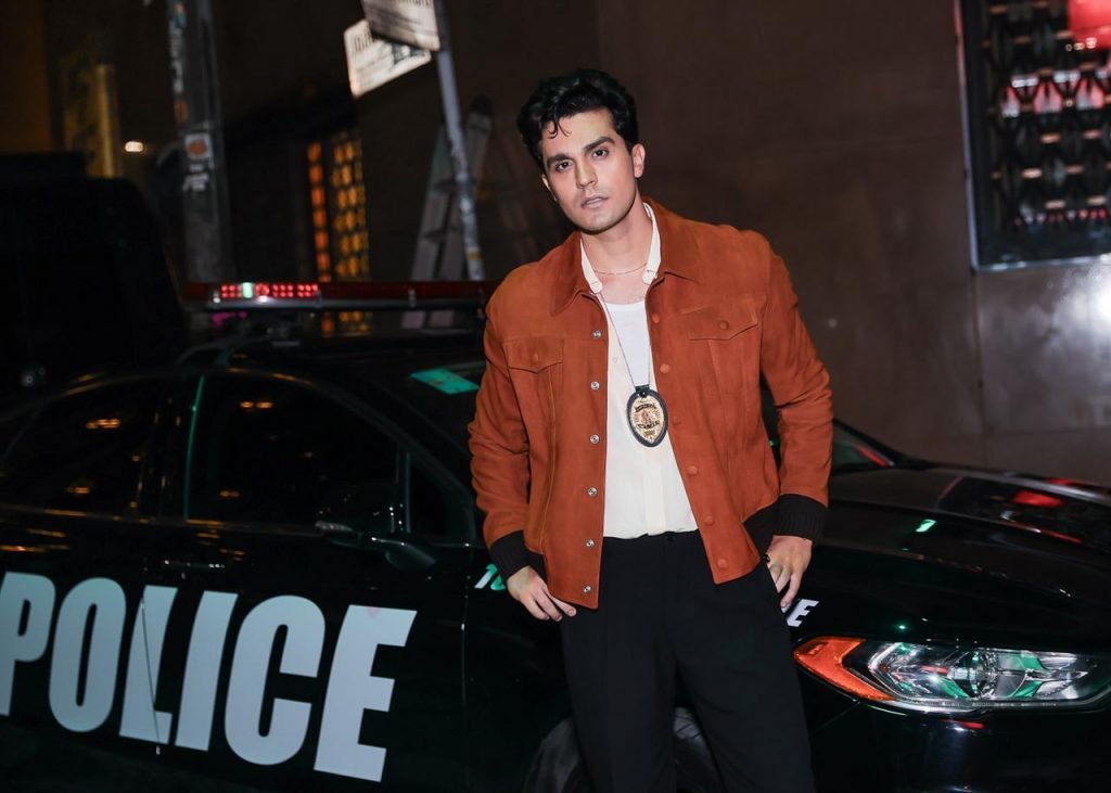 luan santana vestido de policial em clipe de morena