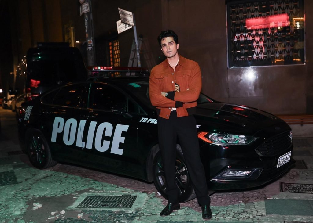 luan santana vestido de policial em clipe de morena