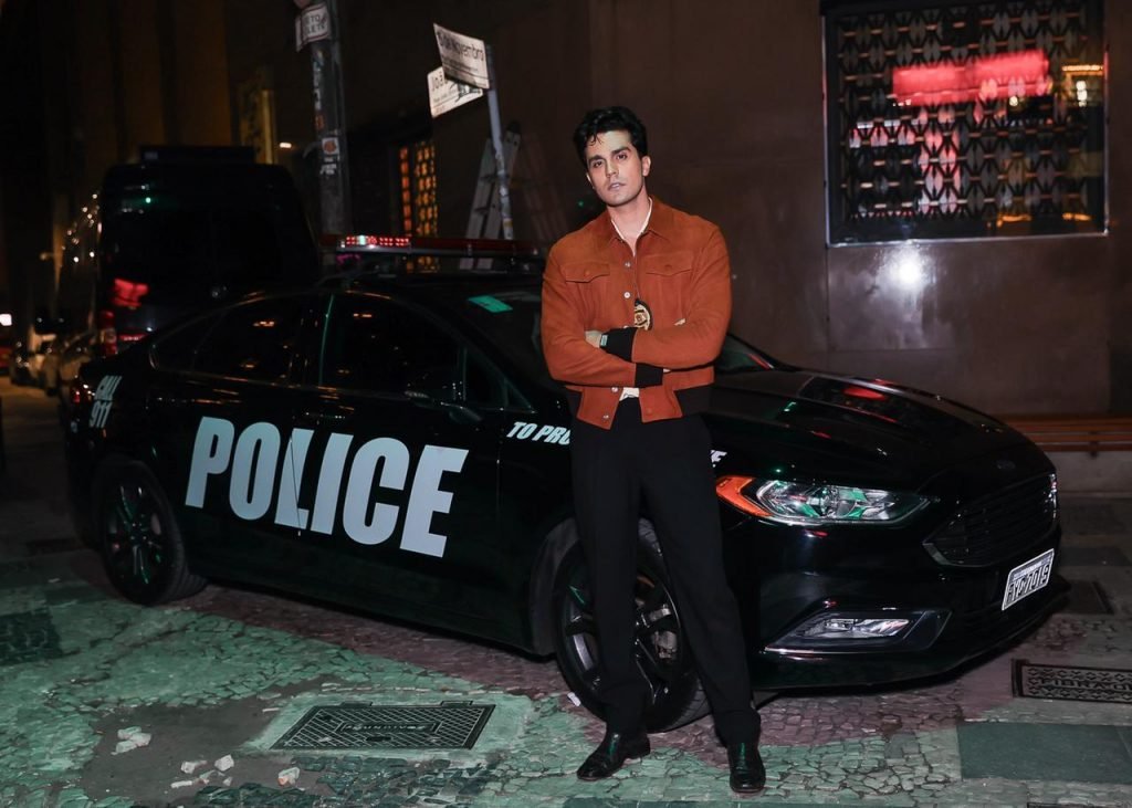 luan santana vestido de policial em clipe de morena