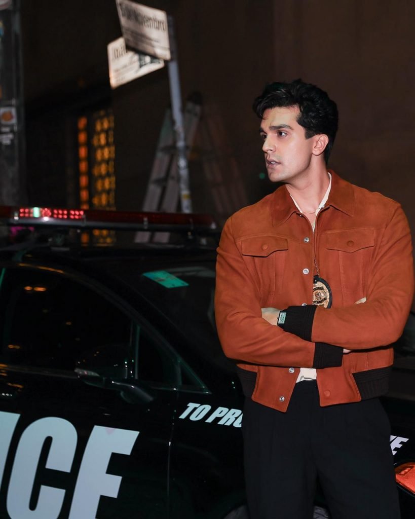luan santana vestido de policial em clipe de morena