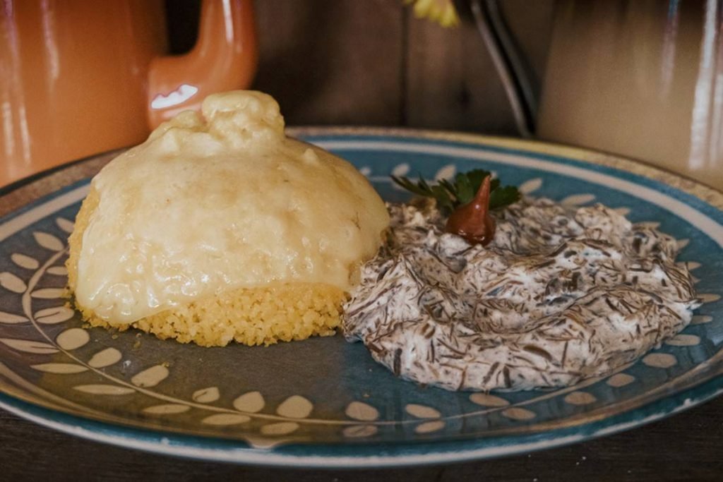Prato decorado com Cuscuz com queijo e carne de sol na nata do A Barraca