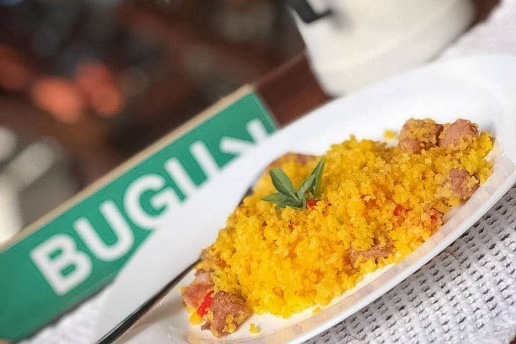 Prato com cuscuz sobre mesa